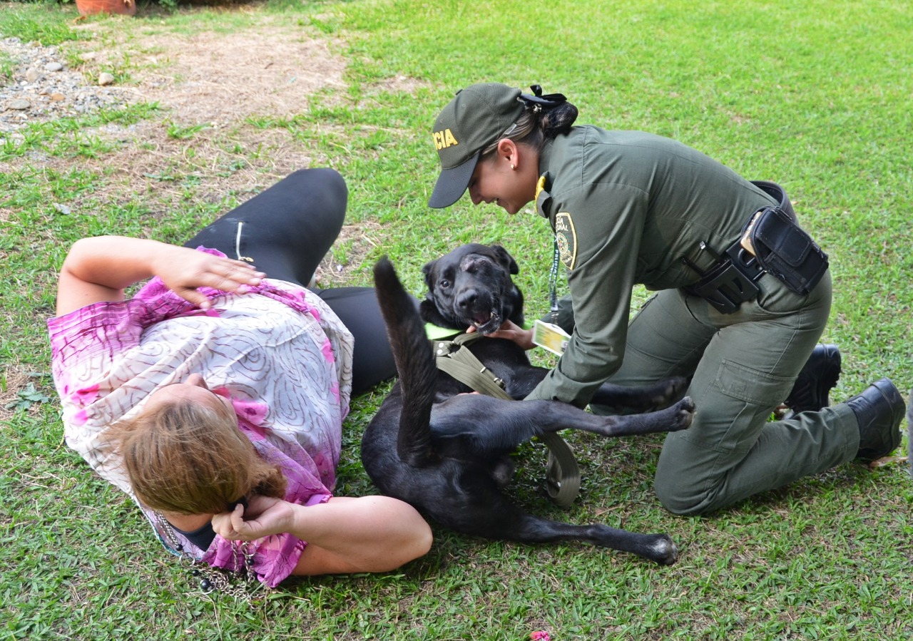 Perro-atacado-con-machete-fue-adoptado-por-una-patrullera-2