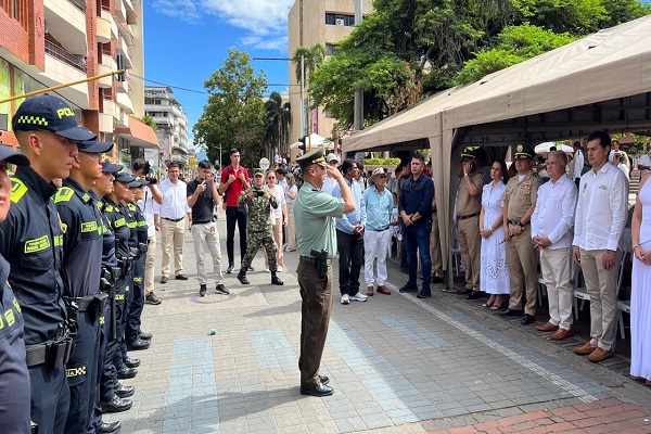 El comandante de la Polic&iacute;a Metropolitana de Neiva presenta oficialmente nuevos uniformados al se&ntilde;or alcalde