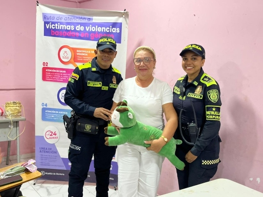 dos uniformados  con una ciudadania 