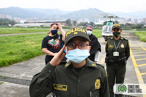 Somos uno, somos todos cumpliendo el sueño de ser policía al pequeño Juan Pablo 