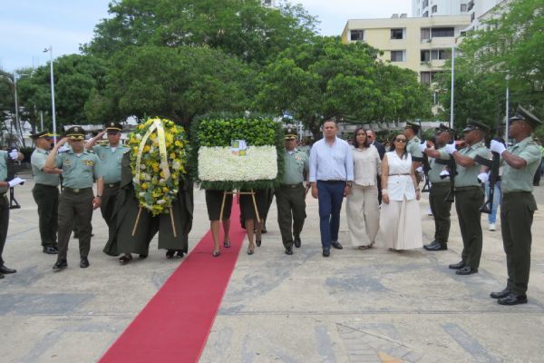 Ofrenda floral con las autoridades de la Guajira