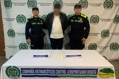 Dos polic&iacute;as custodian un capturado que transportaba coca&iacute;na en sus maletas 