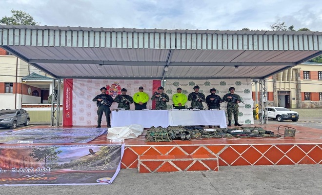 Uniformados de Polic&iacute;a y Ejercito con material b&eacute;lico  y  elementos de intendencia de uso provativo de las fuerzas militares incautado en un operativo de El Pe&ntilde;ol Nari&ntilde;o
