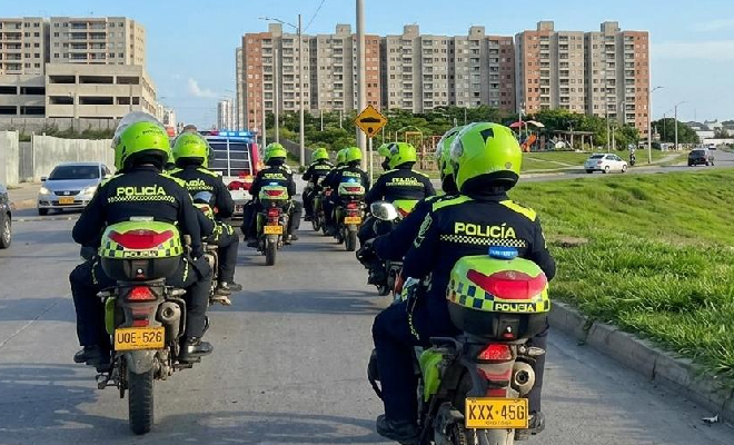 Caravanas de motocicletas uniformadas velan por la seguridad ciudadana.