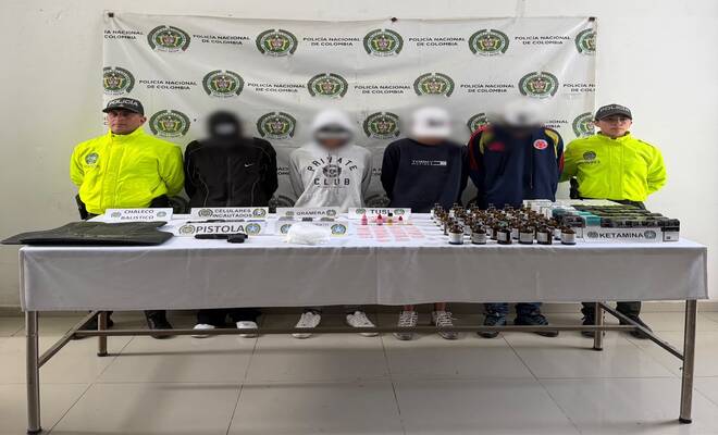 Cuatro personas esposadas capturadas con dos polic&iacute;as en cada lado respectivamente y elementos incautados 