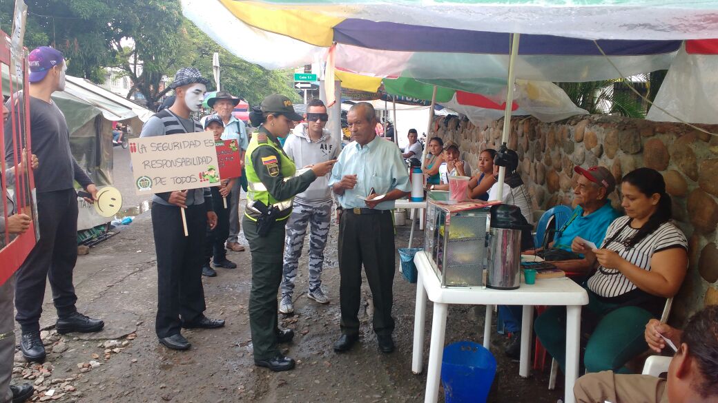 Con charlas educativas y entrega de volantes se alerta a la ciudadanía sobre modalidades delincuenciales