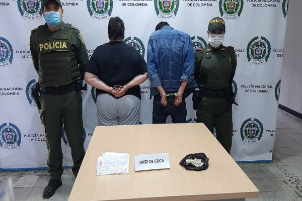 Personas capturadas-policías custodiando 