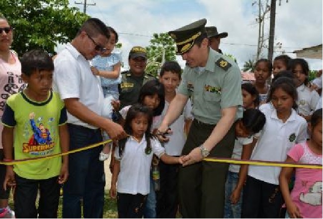 Ésta es la sexta obra de similares condiciones que la policía obsequia a niños y niñas de Leticia 