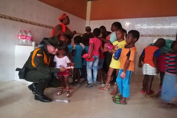 En-un-ángel-caído-del-cielo-se-ha-convertido-el-teniente-Mahecha-para-la-comunidad-del-Atrato-Chocó