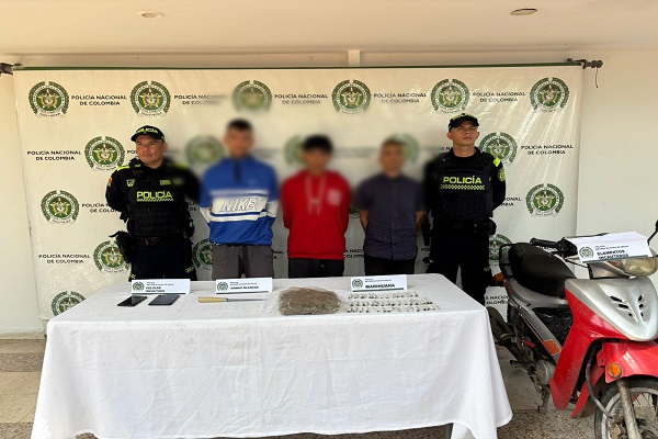 Dos policías y Tres personas capturadas por porte de estupefacientes en Neiva