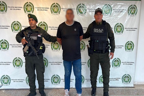 Dos polic&iacute;as custodian a un hombre capturado presunto cabecilla log&iacute;stico