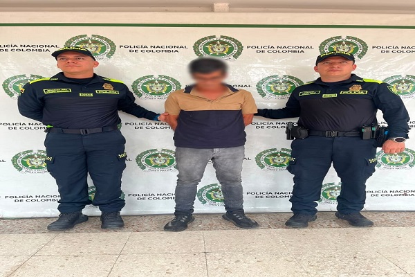 Dos Policías custodian a un hombre capturado por presunto delito sexual