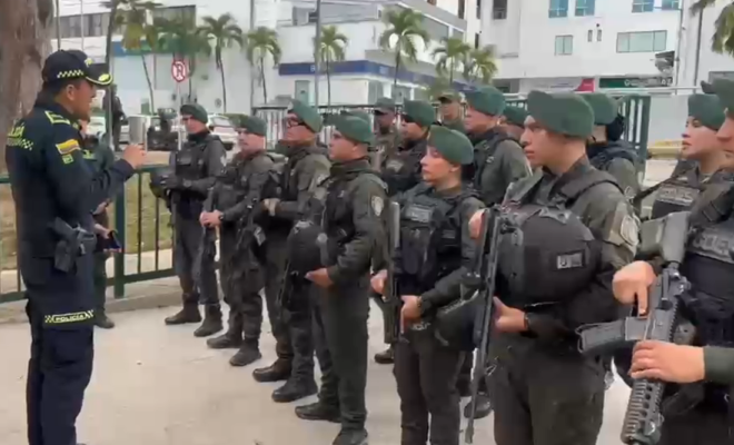 Polic&iacute;as en formaci&oacute;n para brindar seguridad