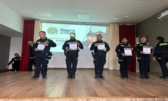 policías que día a día se entregan a su labor con pasión y dedicación