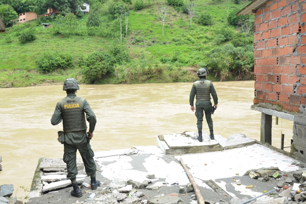 Patrullajes constantes en puerto valdivia para salvaguardar los bienes que dejó la comunidad tras la evacuación.