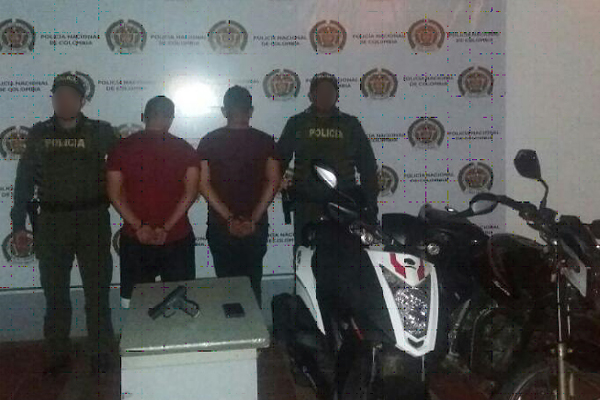 Estos sujetos fueron sorprendidos por las patrullas cuando ingresaban la moto a una vivienda