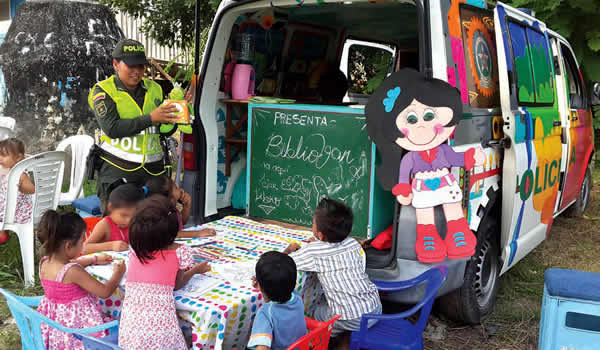 policia-colombia-biblio-van-amazonas-cultura.