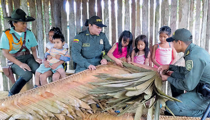 policia-colombia-patrulleros-indigenas-puentes-con-su-pueblo
