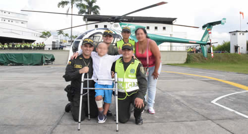 policia-cumple-sueno-nino-pereira-colombia-volar-helicoptero
