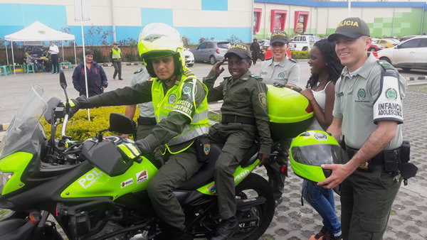 policia-cumple-sueno-nino-policia-dia-colombia