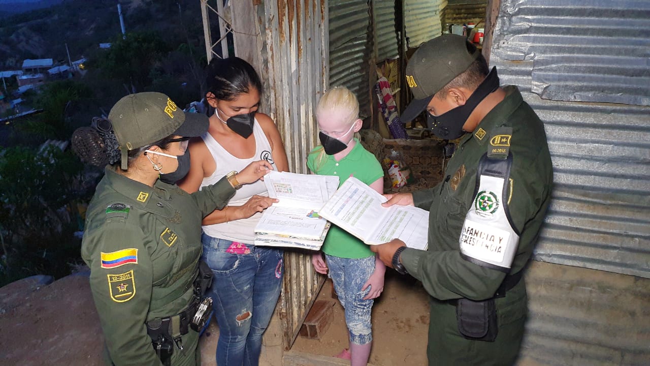 Estefany y sus ‘ángeles verde oliva’. 