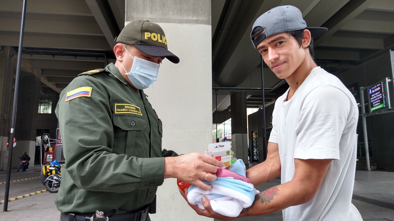 Donación de elementos para bebé que nació en el sistema Metro