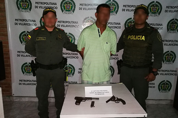 Capturada mujer y un hombre con cuatro armas de fuego