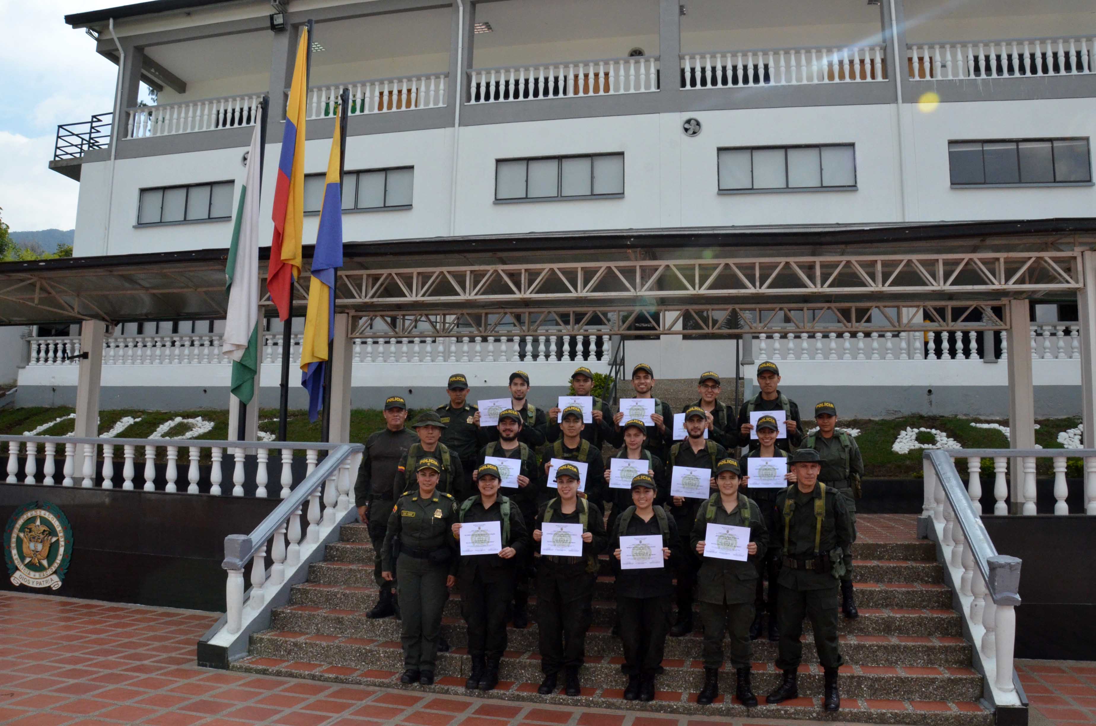 Participantes de policía por un día reciben certificado