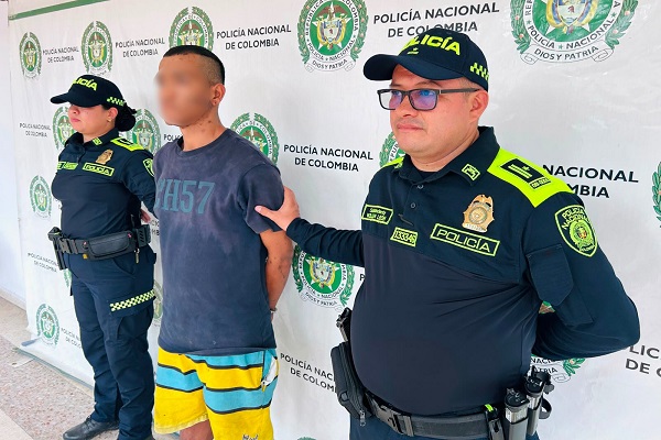 Dos polic&iacute;as custodian a un hombre capturado por hurto