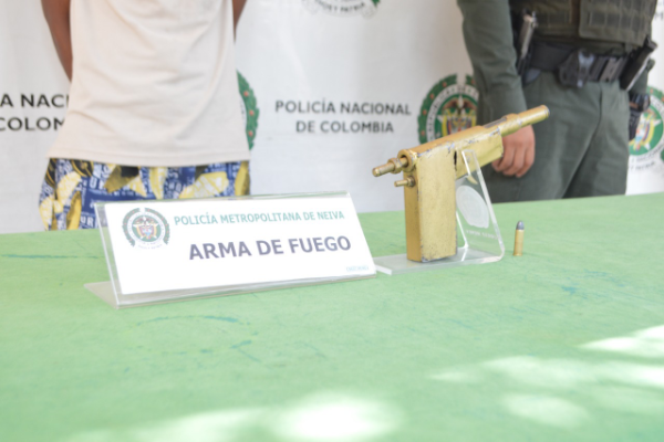 1 persona capturada-policías custodiando-arma de fuego incautada