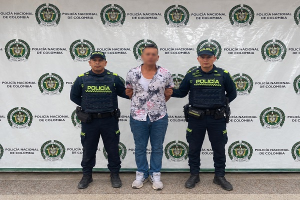 Dos policías custodian a un hombre capturado