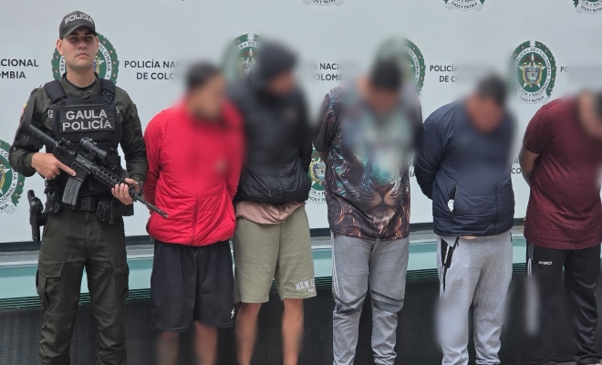 Policías del GAULA junto a capturados en Bogotá