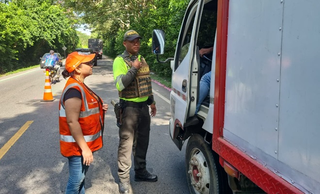 policía con la comunidad