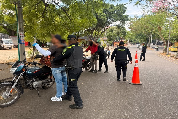 Policías realizan registro preventivo a ciudadanos en un puesto de control