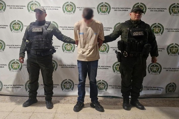 Dos funcionarios de la Policía Nacional y un capturado por el delito de documento falso