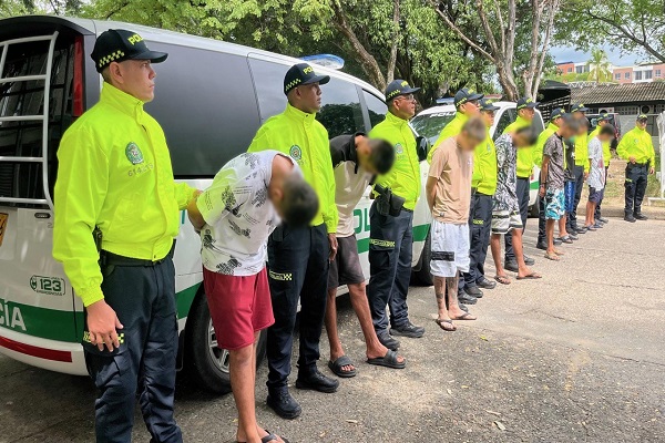 funcionarios de la SIJIN con los capturados 