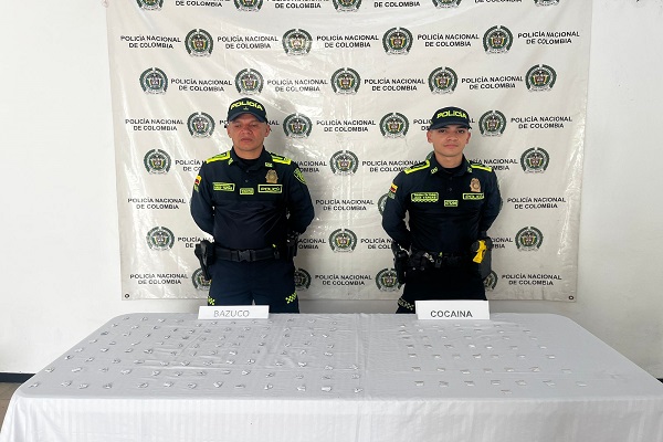 Dos Policías, mesa con estupefacientes