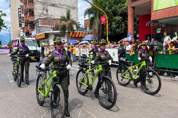 Policías y sus bicicletas participan en el desfile del 20 de Julio