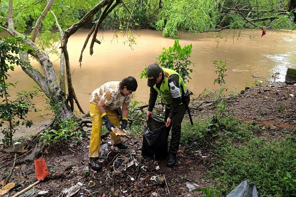 jornada de limpieza y recuperación ambiental en la orilla del río Magdalena.