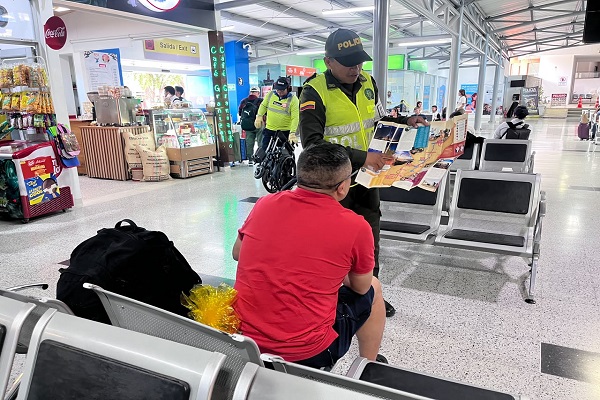 Policía brinda recomendaciones de seguridad a un ciudadano