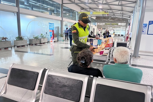 Uniformado orienta a un ciudadano sobre seguridad turística