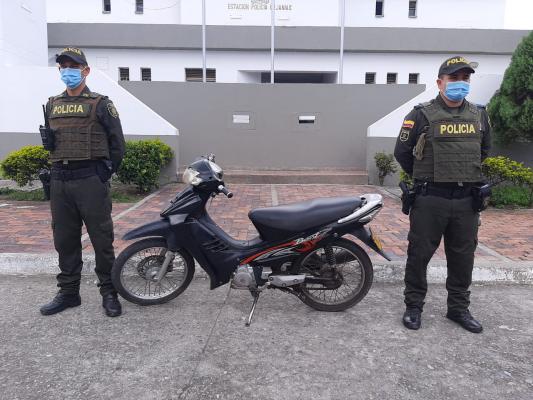 Motocicleta recuperada-policías custodiando