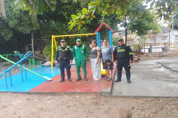Dos policías, funcionarios y comunidad participan en la recuperación y embellecimiento de un parque