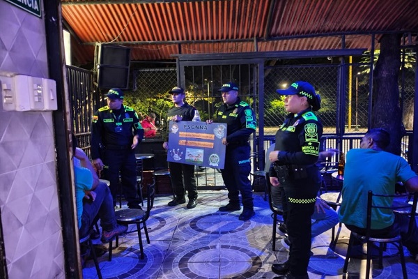 Cuatro policías de infancia y adolescencia y grupo potección al turismo en campaña preventiva en contra de la explotación sexual de menores a la comunidad