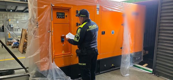 un policía revisando regulador de energía 