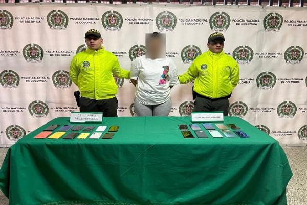 Policías custodian a mujer por hurto a celulares 