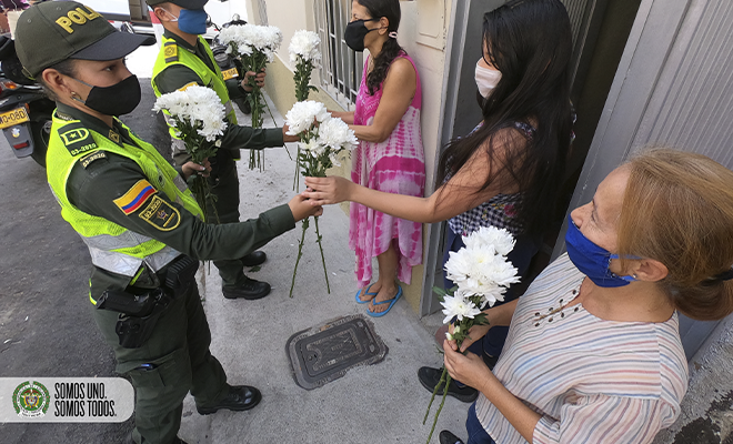 policias entrega flores a la madres
