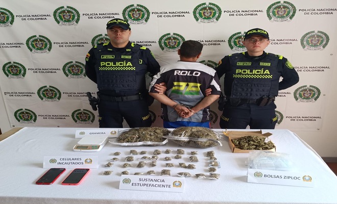 dos polic&iacute;as con un capturado, estupefacientes y elementos incautados