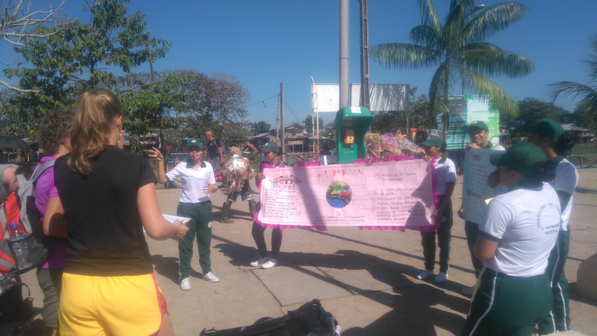 Estudiantes de grados 10° y 11° apoyan la labor como un servicio comunitario 