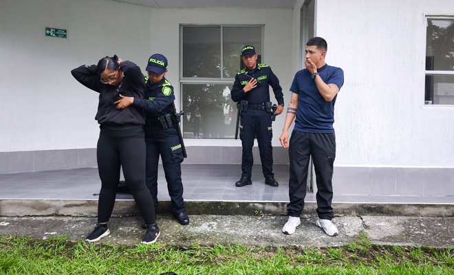 estudiantes_realizando_registro_a_persona